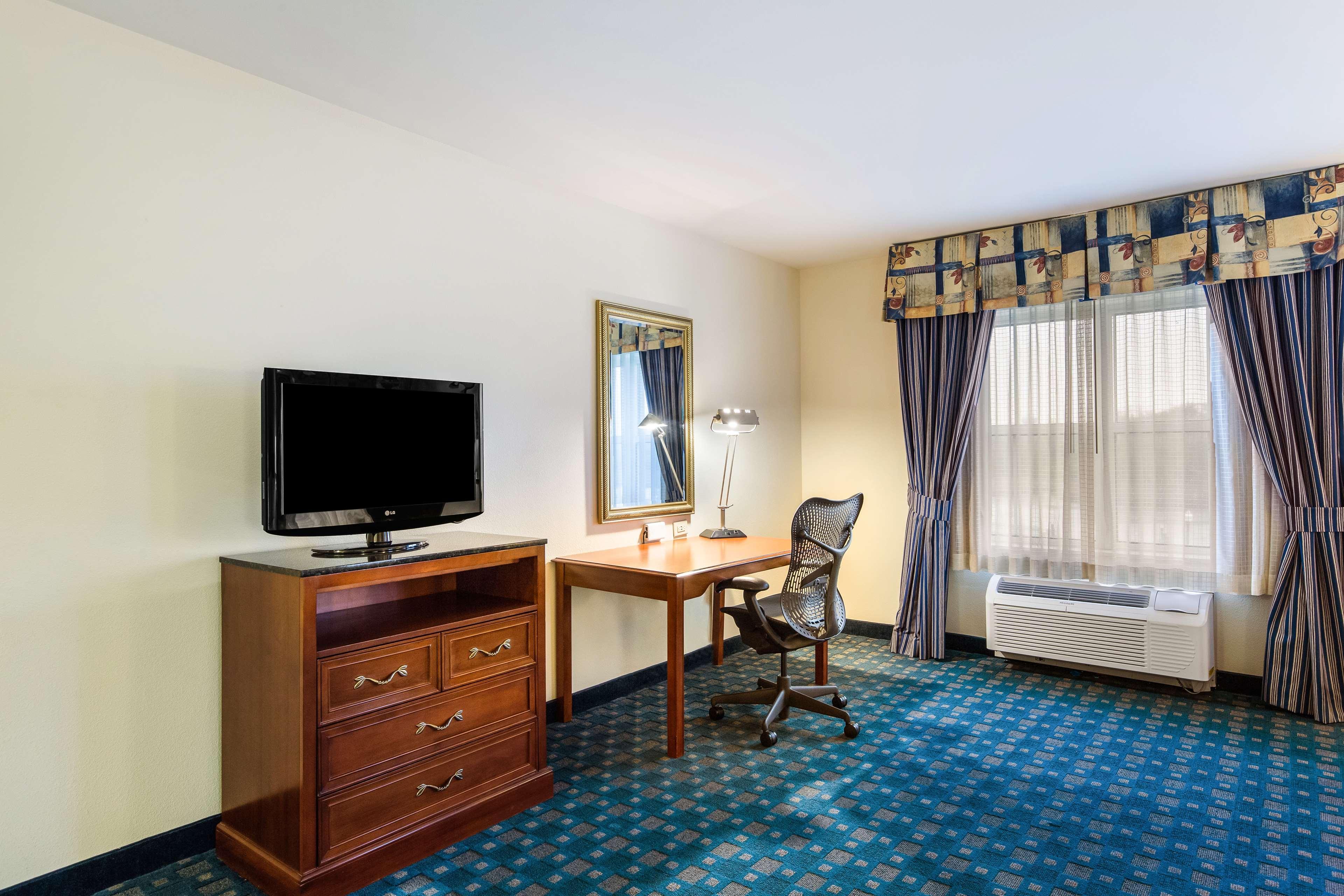 Hilton Garden Inn Suffolk Riverfront Екстериор снимка